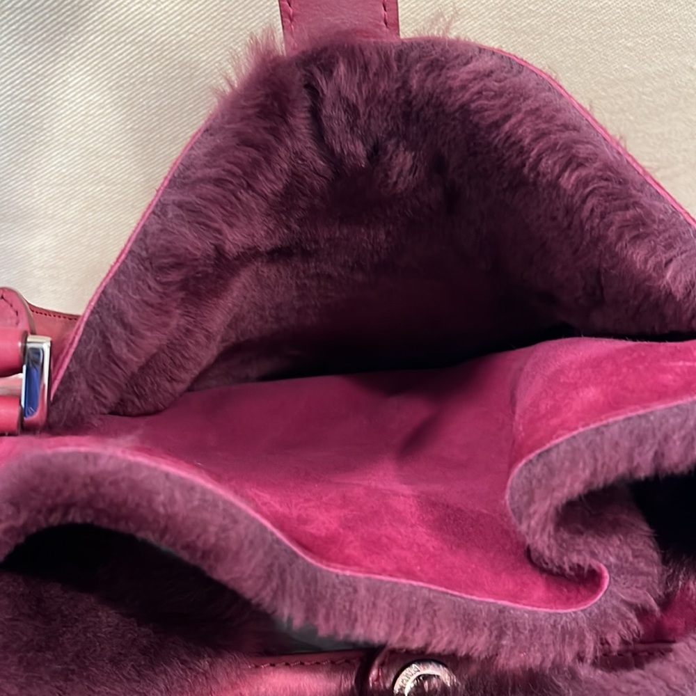Loro Piana genuine shearling bag. In beautiful magenta color perfect for winter - Picture 6 of 7